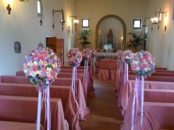 chiesa sabaudia con sfere di fiori