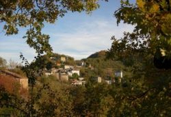 Cervara una piccola frazione della montagna di Ascoli Piceno da cui dista 17 chilometri.