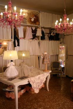 iNTERNO  DE L\'ARMADIO CHE SCOPPIA-Baby Vintage Boutique